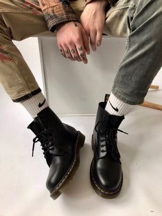 Doc Martens Laces Style, Farrow Keene, Dr Martens Boots Outfit, Dr Martens Men Outfit, Dr Martens Men, Dr Martens Outfit, Boots Outfit Men, Street Style Outfits Men, Men Stylish Dress