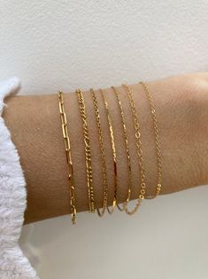 Minimalist Bracelet. Dainty Chain Bracelet. Gold Filled - Etsy Cyprus Small Gold Bracelet For Women, Simple Dainty Bracelet, Women’s Gold Bracelets, Pretty Dainty Jewelry, Gold Dangle Bracelet, Gold Permanent Jewelry, Dainty Gold Jewelry Bracelets, Cute Chain Bracelets, Gold Rings And Bracelets