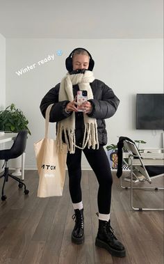 Nyc Cold Outfits, Winter Outfits Aesthetic College, Nyc Winter Aesthetic Outfit, Cold Winter Outfits Streetwear, Nyc Aesthetic Fashion Winter, College Outfits Autumn, Boston Street Style Winter, Sweden Street Style Winter, Winter Fits Nyc