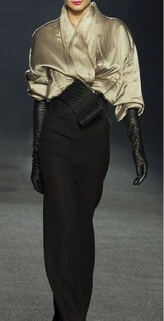 Haider Ackermann Colombiamoda 2013 Black And White Outfit, Mode Tips, Party Kleidung, Haider Ackermann, Long Gloves, Moda Vintage, Mode Inspo, Looks Style, Mode Inspiration