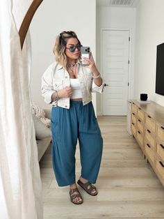 Friday Chill Outfits, Curvy Wide Leg Pants Outfit, Postpartum Style, Backpacking Outfits, Mom Fits, Postpartum Fashion, Fashion Expression, Wide Leg Pants Outfit, Style Wide Leg Pants