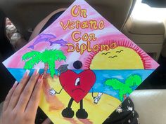 a person holding up a graduation cap that says, oh verana con diplanos