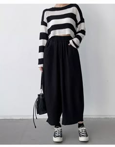 Moongor Vintage Black Wide Leg Harlem Pants Baggy Fashion Outfits For Women, Black Harem Pants Outfit, Plisse Pants Outfit, Black And White Pants Outfit, Black Wide Leg Pants Outfit Casual, Edgy Corporate, Monochrome Black Outfit, Yohji Yamamoto Street Style, Womens Smart Casual