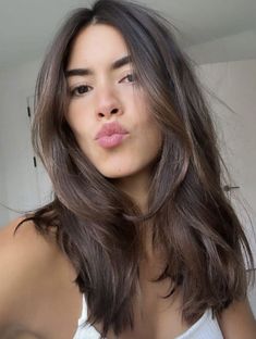 Light Brown Balayage Medium Hair, Round Face Haircuts Brunette, Medium Length Brown Hair With Long Layers, Layered Medium Thick Hair, Medium Hair Front Layers, Partial Vs Full Balayage Brunettes, Short Hair Burnett, Long Brunette Haircut Face Framing, Thick Hair Mid Length