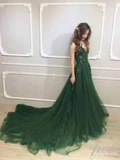 Rok Tile, Sheer Prom Dress, Green Wedding Dresses, Beaded Formal Dress, Formal Dresses Gowns, Prom Dress Inspiration, Cute Prom Dresses, Backless Prom Dresses, Pretty Prom Dresses