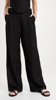 Fast Free Shipping & Free Returns on Lioness La Quinta Pants at Shopbop. Shop new arrivals from Lioness at Shopbop.com Simple Spring Outfits, Wineries Outfit, Summer Trousers, Modern Fall, Outfit Formulas, Sneakers Outfit, Australian Fashion, China Fashion, Who What Wear