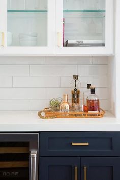 the kitchen counter is clean and ready for us to use