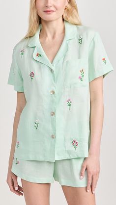 Spring Linen Tops With Patch Pockets, Summer Short Sleeve Top With Patch Pockets, Short Sleeve Summer Top With Patch Pockets, Linen Summer Tops With Patch Pockets, Summer Linen Tops With Patch Pockets, Linen Tops With Patch Pockets For Summer, Green Linen Tops With Pockets, Summer Linen Tops With Buttoned Pockets, Green Linen Camp Collar Top