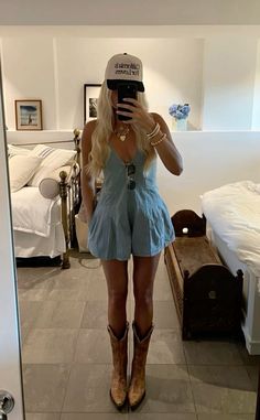 Cowgirl Boots Outfit Going Out, Country Concert Outfit 2024, Megan Moroney Concert Outfits, Nashville Tennessee Outfits, Austin Outfits, Cowgirl Concert, Western Concert Outfit, France Fits