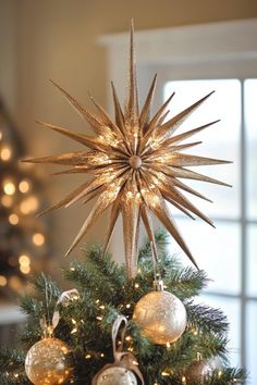 Golden star tree topper on a Christmas tree decorated with lights and baubles. Star Theme Christmas Tree, Bird Tree Topper, Branch Tree Topper, Tree Toppers Christmas Diy, Diy Tree Topper Ideas, Christmas Tree Topper Diy, Christmas Tree Topper Ideas, Christmas Tree Toppers Ideas Diy, Tree Topper Ideas