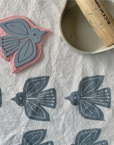 Linoleum Carving Ideas Block Prints, Block Stamping Ideas, Linocut Design Ideas, Lino Printing On Fabric, Linoleum Printmaking Ideas, Linocut Diy, Lino Stamp Ideas, Simple Lino Print Ideas, Lino Printing Ideas