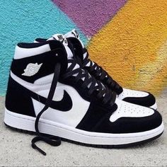 tênis preto e branco Sepatu Air Jordan, White Nike Shoes, Nike Shoes Girls, Jordan Shoes Girls, Custom Nike Shoes, Spain Portugal, Shoes Sneakers Jordans