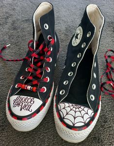 Emo Shoes, Doodle Shoes, Diy Converse, Cute Converse Shoes, Converse Design, Punk Fashion Diy, Grunge Shoes, Converse Aesthetic, Punk Style Outfits