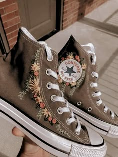 Boty Converse, Embroidered Converse, Cute Converse, Estilo Hippy, Embroidery Shoes, Pola Sulam, Embroidered Shoes, 자수 디자인