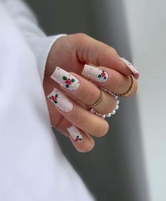 Featuring a soft pink base with festive holly accents and crystal embellishments, these nails bring a touch of holiday cheer. The square shape adds a modern twist, making it a chic choice for those who love a bit of festivity in their manicure. Trending Winter Nails, Simple Christmas Nails, Winter Nails Christmas, Classic Nail Art, Christmas Nail Ideas, Nail Art Techniques, Christmas Nails Easy, Nail Jewels, Short Almond