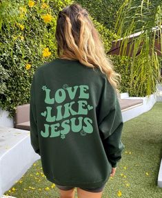 Love Like Jesus Sweatshirt Christian Sweatshirt Christian | Etsy Christian Clothes, Aesthetic Crewneck, Aesthetic Christian, Gift Aesthetic, Idee Cricut, Love Like Jesus