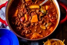 A deliciously hearty elk chili recipe made with ground elk meat, fresh vegetables, and spices. This is an easy elk recipe, using ground elk meat. Paleo Tomato Sauce, Elk Chili Recipe, Elk Chili, Bolognese Sauce Recipe