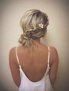 Messy low bun with braids and flowers // Messy Bun With Braid, Look Boho Chic, Graduation Hairstyles, Boho Hairstyles, Hair Envy, Love Hair, Hair Dos, Gorgeous Hair, Bridesmaid Hair