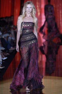 Elie Saab Fall 2003 Couture Fashion Show Collection: See the complete Elie Saab Fall 2003 Couture collection. Elie Saab Fall, Chique Outfits, Couture Mode, Couture Collection, Fancy Dresses