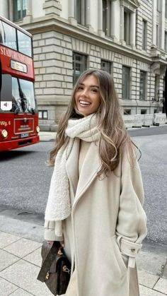 What to Wear in London: Your Ultimate Guide for Stylish Comfort Year-Round | London Aesthetic Outfits for Nigh | tHoliday Outfits for Christmas & New Years Eve Winter Outfit City, Europe Fits Winter, European Winter Outfits Cold Weather, Chic Cold Weather Outfits, Eurotrip Outfits, Mantel Outfit, Nyc Winter Outfits, Stile Blair Waldorf, Adrette Outfits