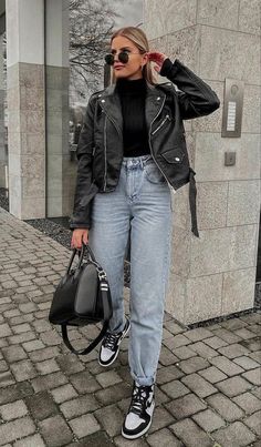 Blue Jeans With Black Top, Dark Girly Outfits, Dunks Outfit, Jordan Outfits, Chic Fall Outfits, Trends 2023, Leather Jacket Outfits, Looks Street Style