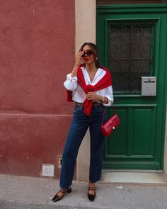 ❤️➕🐆 Ma passion pour le rouge est toujours intacte ❤️‍🔥 Et je cède de + en + à la tendance du léopard ! Pour ou contre cet imprimé ? Je… | Instagram Sweater Over Shoulders Outfit, Red Shirt Outfits, Red Sweater Outfit, Women's Business Casual, Fall Business Casual Outfits, Button Down Outfit, Red And White Outfits, Business Casual Fall, Pop Of Red