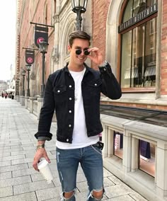 Black Demin Jacket Outfits, Demin Jacket Outfits, Black Demin Jacket, Black Denim Jacket Men, Denim Jacket Men Outfit, Black Denim Jacket Outfit, Mens Clothing Guide, Denim Outfit Men, Casual Denim Jacket