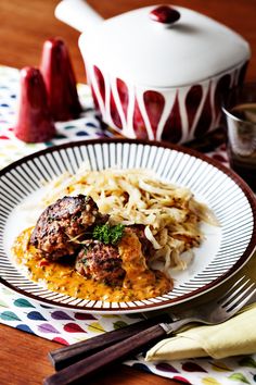 Keto hamburger patties with creamy tomato sauce and fried cabbage Cabbage Keto, Diet Doctor Recipes, Sautéed Cabbage, Keto Hamburger, Cabbage Diet, Tomato Gravy, Fried Cabbage, Creamy Tomato Sauce, Lchf Recipes