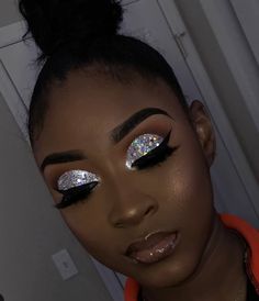 Silver Makeup Looks, Eye Makeup Cut Crease, Birthday Makeup Looks, Maquillage On Fleek, Glitter Makeup Looks, Silver Makeup, Birthday Makeup, Glitter Eye Makeup, Beauty Make-up