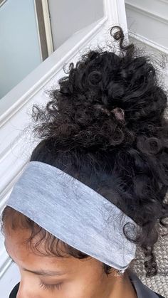 Headband And Bun, Hairstyles For Damaged Hair Black, Cute Braided Curly Hairstyles, Quick Protective Hairstyles Black Women, Curly Hairstyles For Pictures, Messy Bun 4c Natural Hair, Headband Hairstyles Natural Hair, Curly Puffy Hair Hairstyles, Bun With Headband Black Women