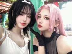 Mini And Sua Alien Stage, Sua Alien Stage Cosplay, Sua And Mizi, 3 People Reference, Alien Stage Cosplay, Mizi Pfp, Two Person Pose Reference, Alien Stage Sua, Mizi Alien Stage