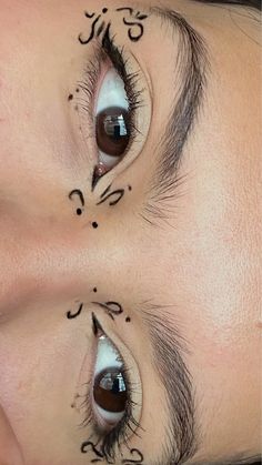 Delineado gráfico - Delineado ideas  Black eyeliner inspo Graphic Design Eyeliner, Minimal Graphic Liner, Graphic Black Eyeliner, Eyeliner Grafico, Simple Graphic Liner, Graphic Eyeliner Ideas, Graphic Liner Looks, Faerie Makeup, Graphic Eyeliner Looks