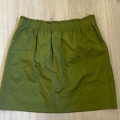 J Crew Linen / Cotton Deep Green Mini Skirt Size: 10 ( See Measurements In Photos) Rich Deep Green Mini Skirt With Extremely Saturated Color, Ruched Waistline And Has Only One Pocket. I Love A Skirt With At Least One Pocket, Lol It’s In Almost Brand New Condition, No Signs Of Wear Perfect For Formal Or Business Work Wear No Returns Green Cotton Mini Skirt With Elastic Waistband, Green Mini Skirt With Elastic Waistband, Green Cotton Mini Skirt For Day Out, Casual Mini Skirt With Elastic Waistband For Work, Green Cotton Mini Skirt For Work, Green Cotton Skort, Green Workwear Skort For Summer, Green Cotton Skirted Skort, Green Flowy Cotton Mini Skirt