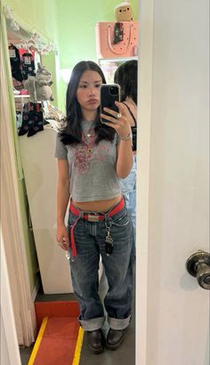 Cute Baggy Clothes Outfit, Outfits For Baggy Jeans, Iggybelly Outfits, Capri Pants Outfits Y2k, Swaggy Outfits 90s, Curvy Edgy Outfits, Womens Baggy Jeans Outfit, Baddie Outfits Casual Street Style Swag, Futch Style