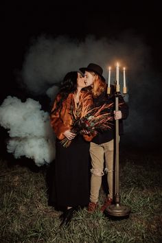 Unique Couple Poses, Fotos Halloween, Eerie Photography, Spooky Wedding, Halloween Maternity, Spooky Photos, Poses Unique, Dark Wedding Theme