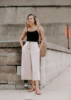 Minimalistic Summer Outfit Idea - MY CHIC OBSESSION #summeroutfit #minimaliststyle #summeroutfitideas Minimalistic Summer Outfits, Comfy Casual Summer Outfits, Mode Zendaya, Summer Outfits Women 20s, Summer Outfits Women 30s, Vintage Summer Outfits, My Chic Obsession, Elegant Summer Outfits, Hot Summer Outfits