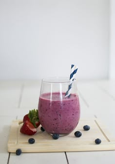 This simple 4-ingredient berry smoothie helps to burn belly fat and fight inflammation Flat Belly Smoothie, Berry Smoothie Recipe, Calcium Rich Foods, Summer Smoothies, Best Smoothie Recipes, Fat Burning Smoothies, Good Smoothies, Healthy Drinks Recipes, Diet Vegetarian