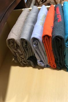 Folding Tee Shirts, Shirt Folding Trick, T Shirt Storage, Clothes Life Hacks, Elegant Laundry Room, Shirt Storage, Shirt Organization, T Shirt Folding, Flowers Paper Craft