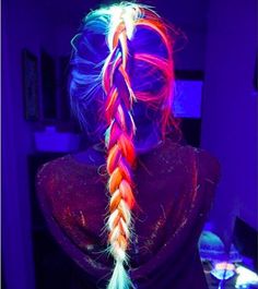 Behold, your new hair obsession: GLOW-IN-THE-DARK HAIR. Neon Hairstyles, Blackout Party, Dark Hair Dye, Cheveux Oranges, Neon Hair, Fest Outfits, Colorful Hair, Rainbow Hair, Grunge Hair