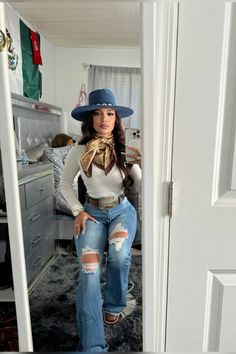 Mexican Outfit Ideas Women, Cowgirl Inspo Outfits, Mexican Rodeo Outfits For Women, Winter Baile Outfits, Western Theme Party Outfit Women, Ariat Jacket Outfit, Winter Cowboy Outfit, Tejano Outfits Women, Fall Vaquera Outfits