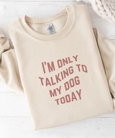 The perfect gift for all dog moms: Our sweatshirt with the words "I am only talking to my dog today"  is a real eye-catcher for all animal lovers and dog lovers who love cozy winter sweaters! Simply UNIQUE. The soft material and comfortable cut make the sweater not only visually appealing, but also comfortable to wear.  Whether at work in the office, shopping at the supermarket or just in everyday life - this sweater with the inscription "I am only talking to my dog today" is guaranteed to attra To My Dog, Dog Things, Matching Hoodies, Dog Mom Sweatshirt, Dog Owner Gift, Retro Funny, Funny Dog Shirts, Dog Mom Shirt, Retro Humor