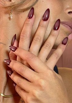 wine nails-τάσεις-του-TikTok-Φθινόπωρο-Χ�ειμώνας-2024-2025-στα-νύχια-ιδέες- Kutek Disney, Wine Nails, October Nails, Nagel Tips, Smink Inspiration, Makijaż Smokey Eye, Thanksgiving Nails