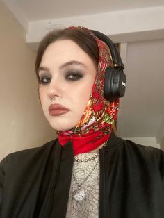 Uninterested Face, Slavic Girl Makeup, Slavic Makeup Russian Style, The Craft Makeup, Russian Makeup Look, Wierd Outfits, Slavic Headscarf, Indie Sleaze Makeup, Slavic Makeup