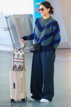 Jessica Alba Style, Sneakers Looks, Jessica Alba, Mode Inspo, Looks Chic, Airport Outfit, Fashion Mode, Look Casual, Spring Outfits Casual