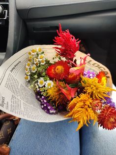 a paper plate with flowers on it sitting in the back seat of a car,