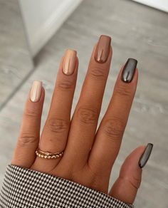 37 Chrome Nails Designs and Nail Art Ideas + Polish to Try in 2024 Summer To Fall Nail Designs, Beige Chrome Nails, Tan Chrome Nails, Ongles Beiges, Chrome Nails Designs, September Nails, Fall Gel Nails, Nail Colors Winter, Colorful Nails