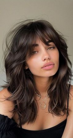 Bardot Bangs, Κούρεμα Bob, Layered Haircuts With Bangs, Modern Haircuts, Fall Hair Trends, Fishtail Braid, Shag Hairstyles, Shoulder Length Hair Cuts, Soft Waves