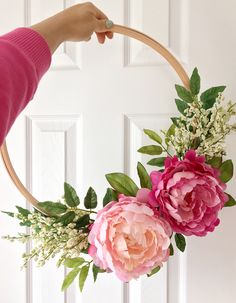 Arco com flores Embroidery Hoop Wreath, Diy Event, Navidad Diy, Deco Floral, Christmas Wreaths Diy, Diy Embroidery, Summer Wreath, Diy Wreath, Spring Wreath