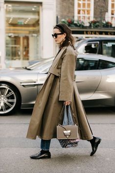 Fashionista Street Style, Minimalist Moda, Look Zara, London Fashion Weeks, Walking Down The Street, Beige Outfit, Looks Street Style, Street Style Trends