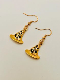 These little witch hat earrings are the cutest! They add a touch of Halloween to your wardrobe and match any style you are doing this season. They are dainty light weight earrings that are not over the top and won't weigh down your ears. Witch Hat Earrings, Spells Magic, Jewelry Gothic, Halloween Witch Hat, Earrings Fall, Gothic Earrings, Gold Dangle Earrings, Womens Jewelry, Fall Jewelry